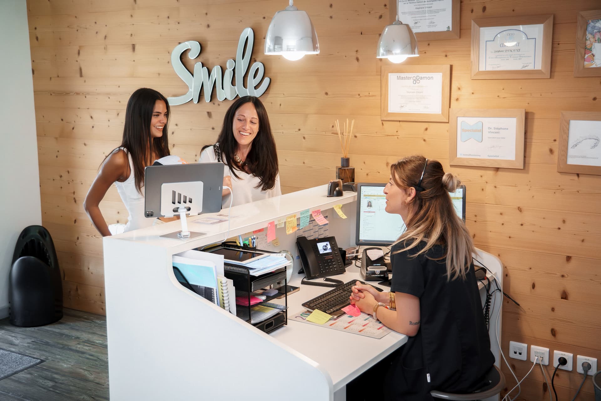 Accueil chaleureux du cabinet avec les assistantes