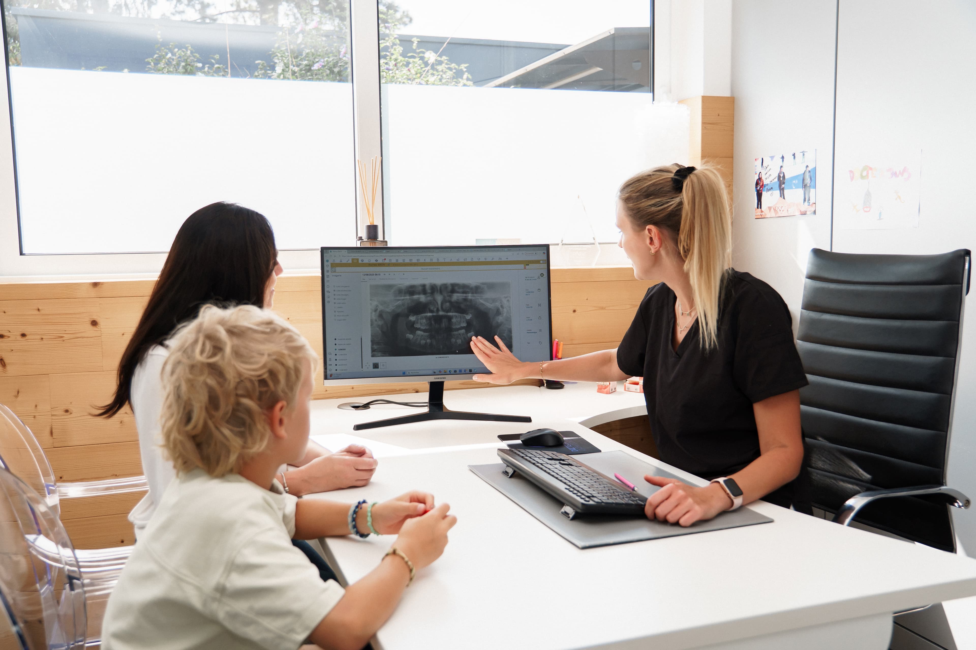 Assistante expliquant un traitement