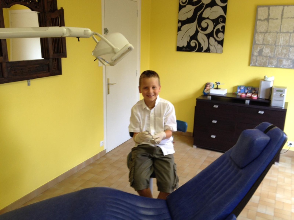 Tom enfant dans le cabinet dentaire de son père